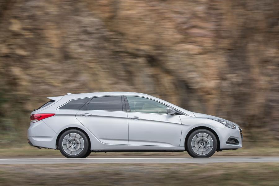  Hyundai i40 Wagon 2015 года  (UK) (фото 16 из 28)